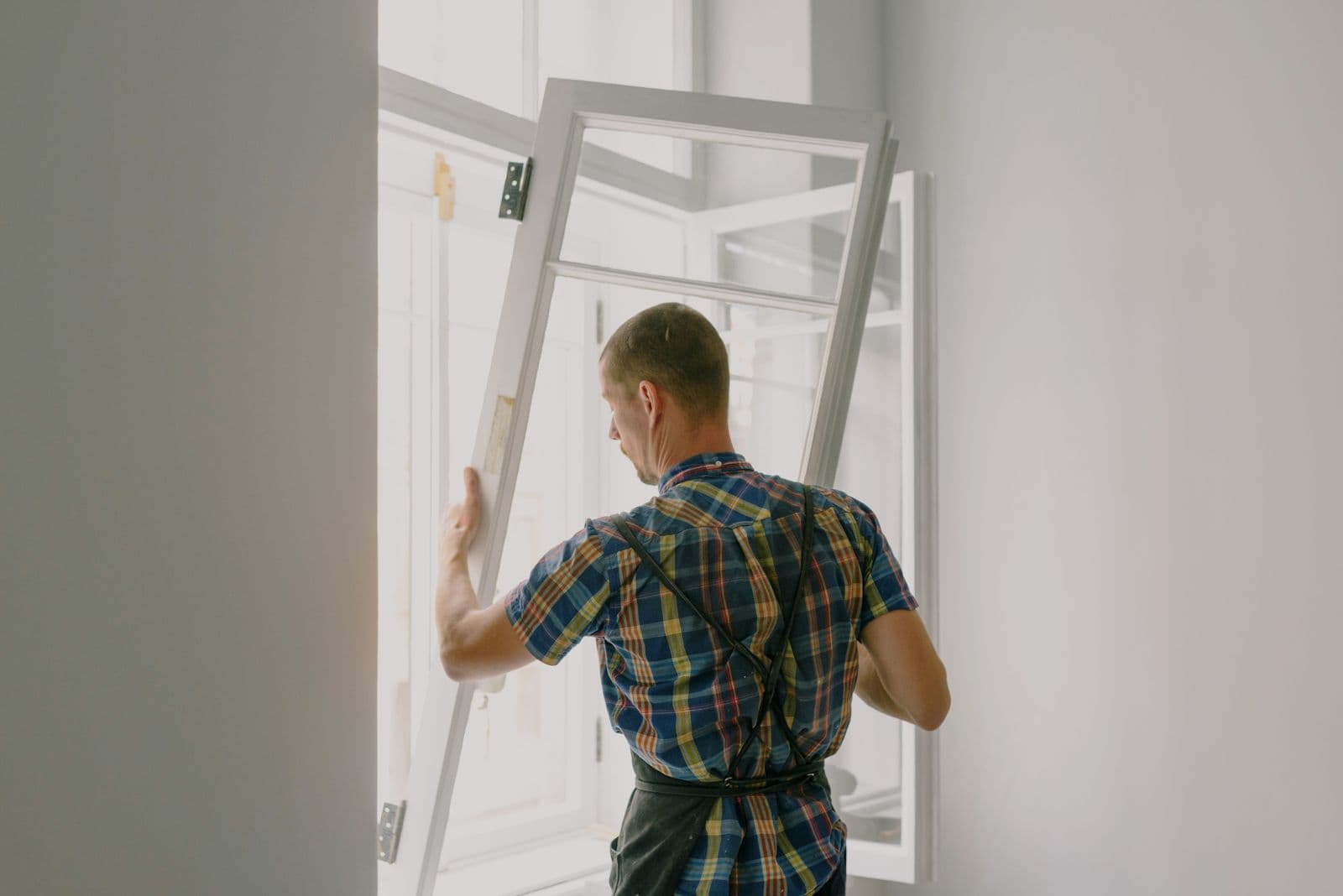 Installer fitting a modern window